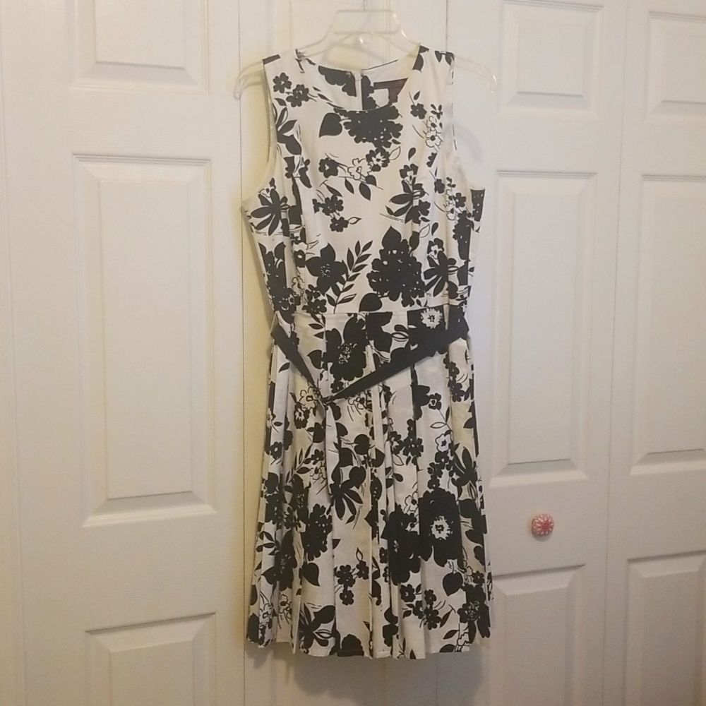 Super cute black and white sundress Size 8